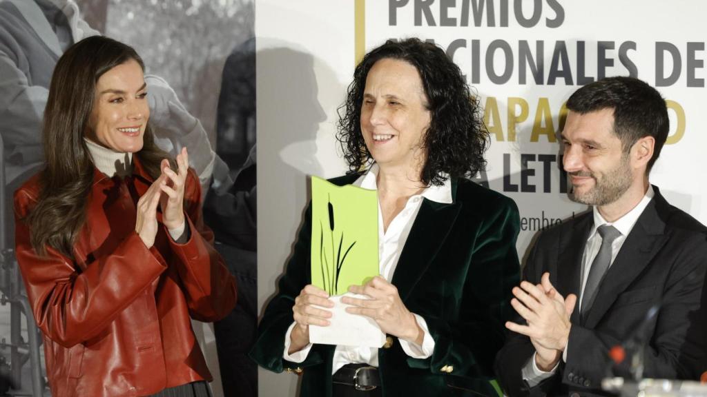 La Reina, junto a Teresa Peláez, una de las premiadas.