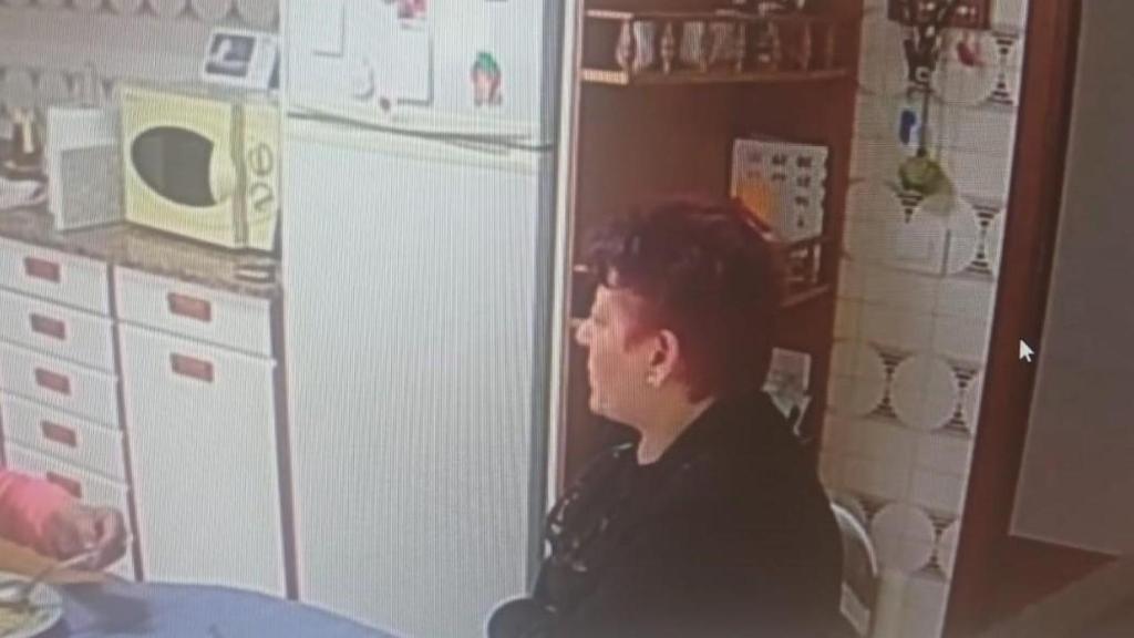Un fotograma que identifica plenamente a Remedios en la cocina de la anciana fallecida.