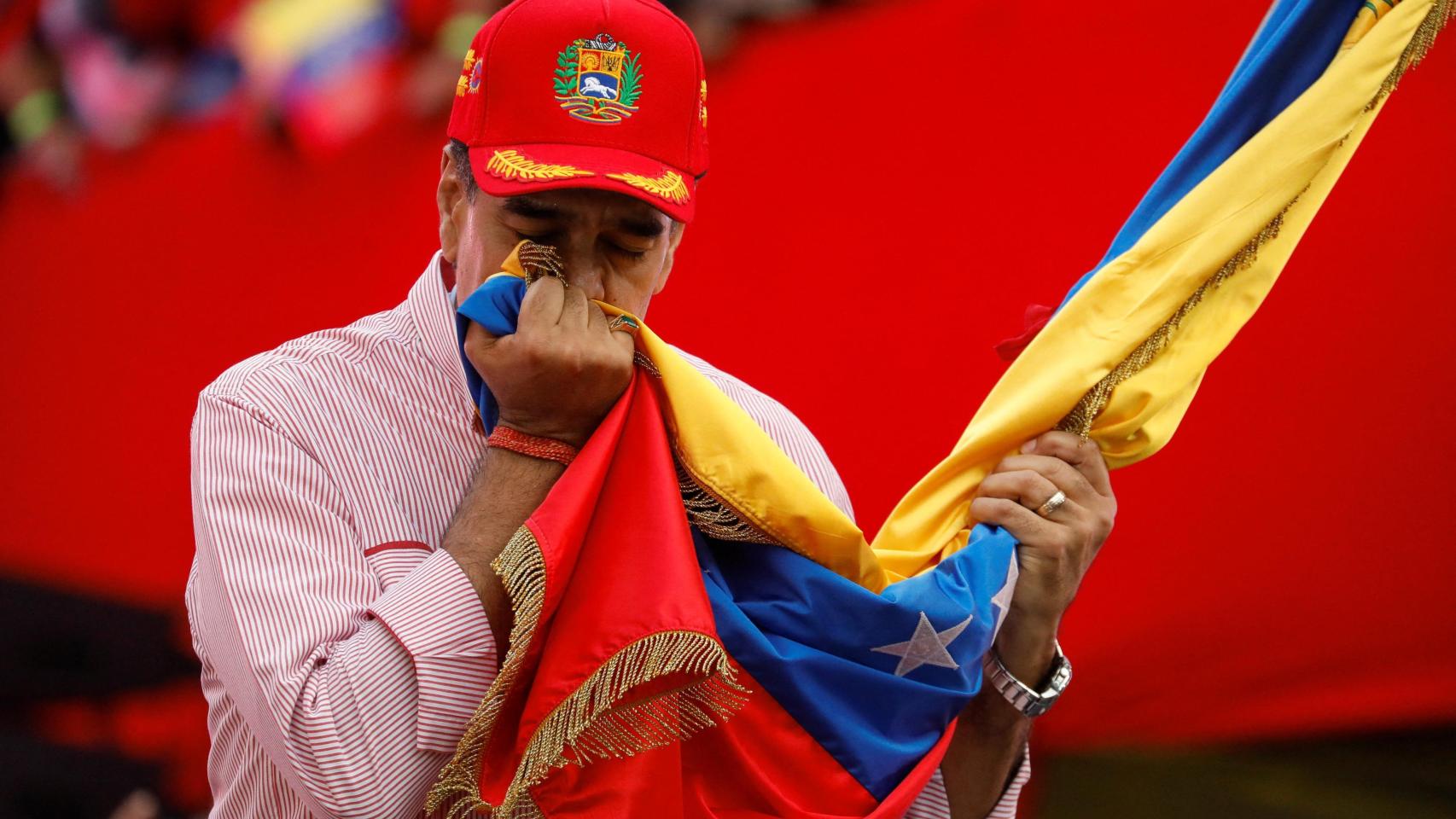 Nicolás Maduro besa la bandera de Venezuela este martes en un acto en Caracas.