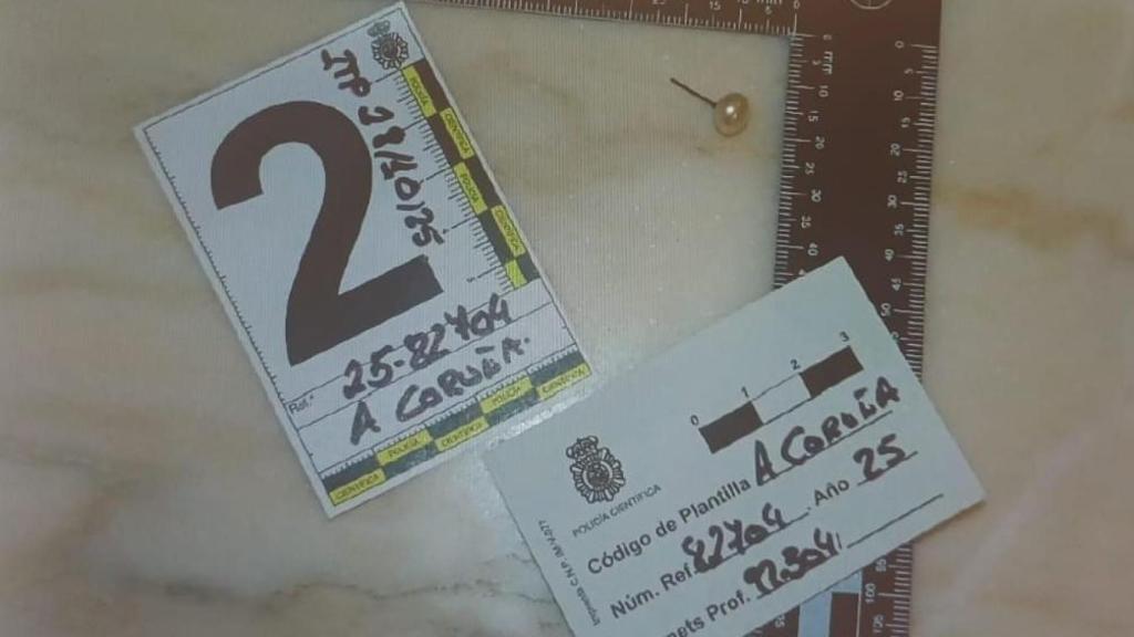 El pendiente que supuestamente pertenece a Remedios y que se dejó en la habitación de la víctima mortal.