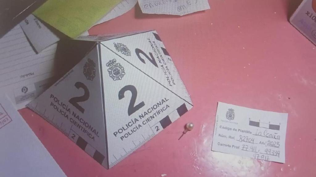 Un pendiente que la Policía Nacional sostiene que es la pareja del encontrado en la casa de Carmiña.