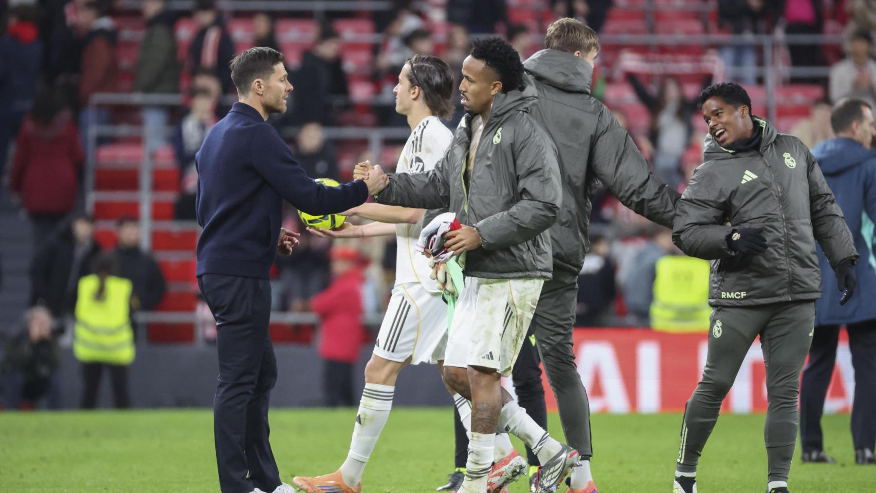 Xabi Alonso felicita a sus jugadores tras la victoria ante el Athletic Club.