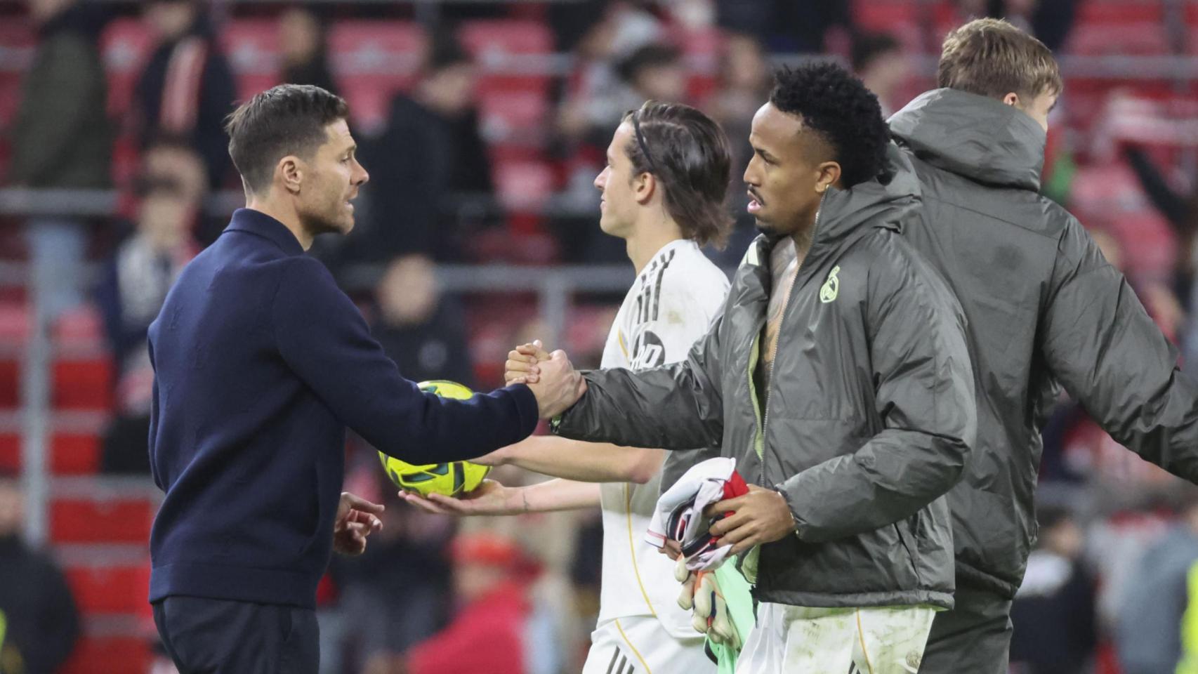 Xabi Alonso felicita a sus jugadores tras la victoria ante el Athletic Club.