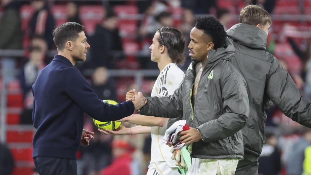 Xabi Alonso felicita a sus jugadores tras la victoria ante el Athletic Club.