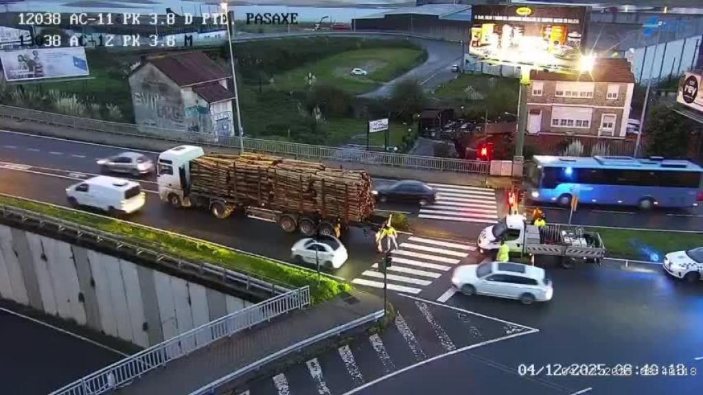 Un camión averiado en el Puente Pasaje de A Coruña provoca retenciones en la entrada a la ciudad