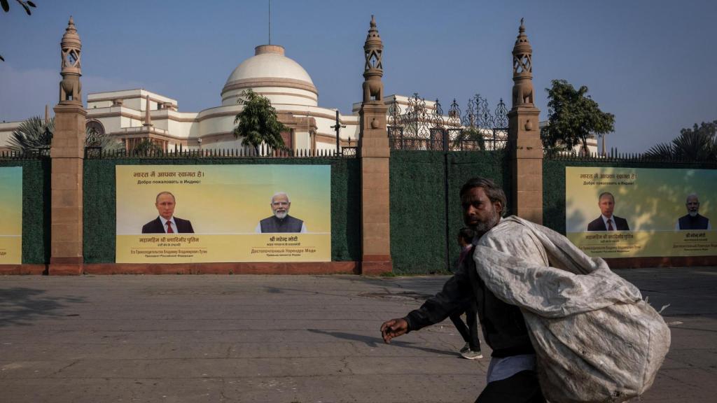 Carteles en Nueva Delhi anunciando la visita de Putin a la India.