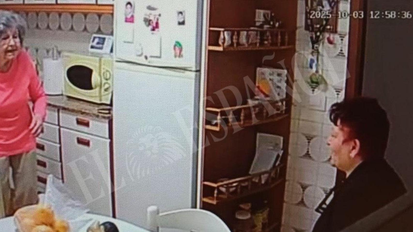 Remedios (1d), en primer plano, hablando amistosamente en la cocina de la casa de la víctima mortal, Carmiña (1i).