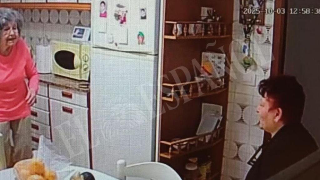 Remedios (1d), en primer plano, hablando amistosamente en la cocina de la casa de la víctima mortal, Carmiña (1i).