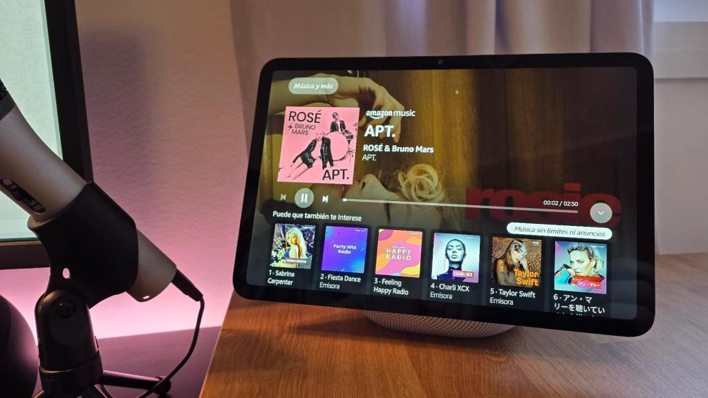 APT de ROSE y Bruno Mars en un Amazon Echo Show 11