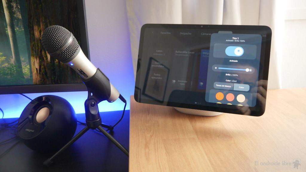 Amazon Echo Show 11 controlando las luces