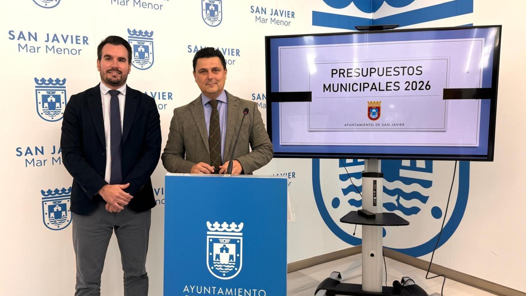 El alcalde de San Javier, José Miguel Luengo (1d), en una rueda de prensa en el Ayuntamiento.