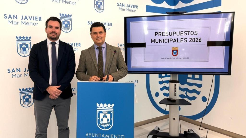 El alcalde de San Javier, José Miguel Luengo (1d), en una rueda de prensa en el Ayuntamiento.