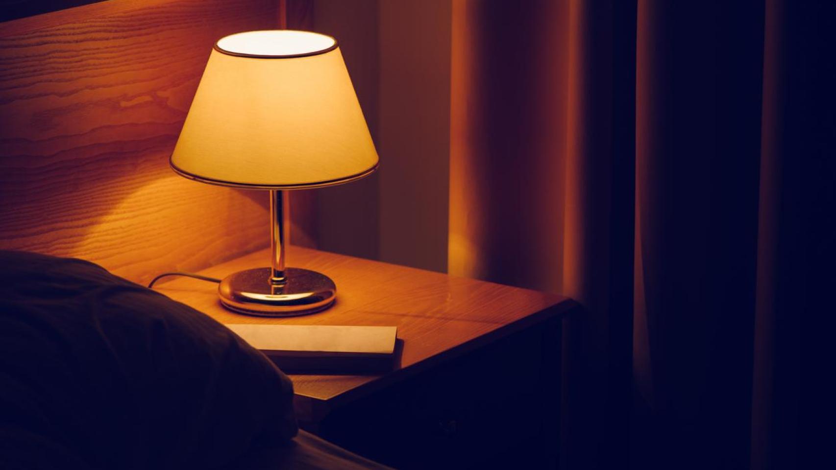 Una lámpara encendida.