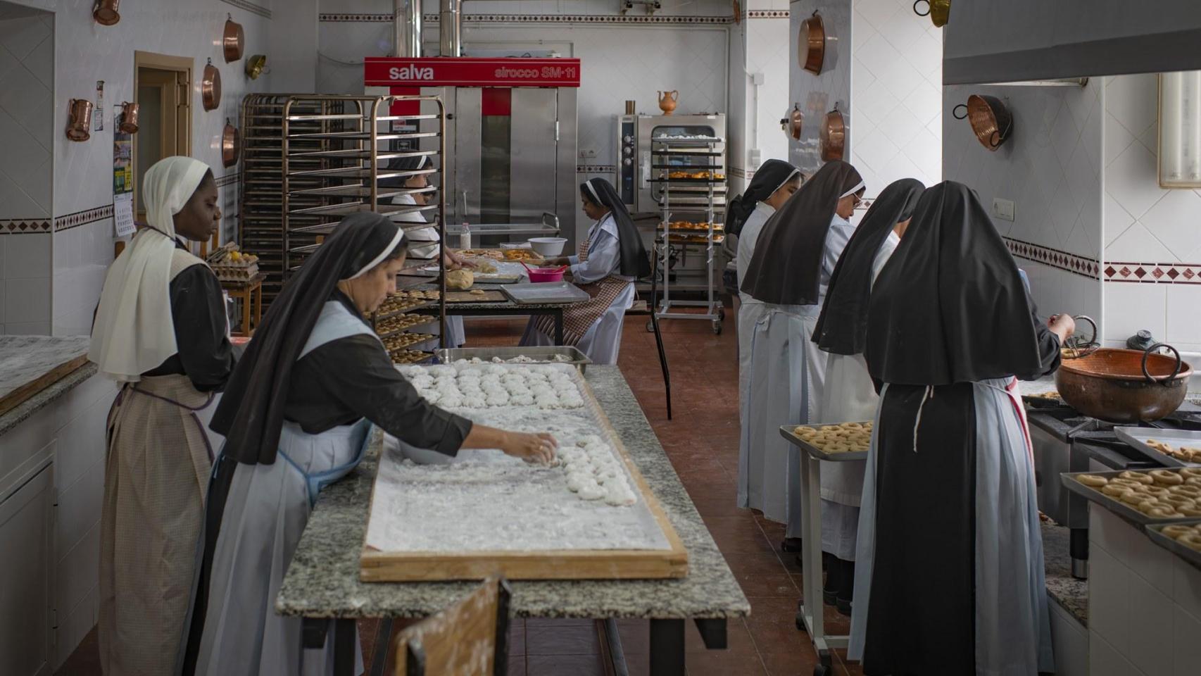Hermanas comendadoras durante su trabajo