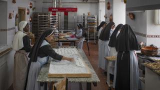 Hermanas comendadoras durante su trabajo
