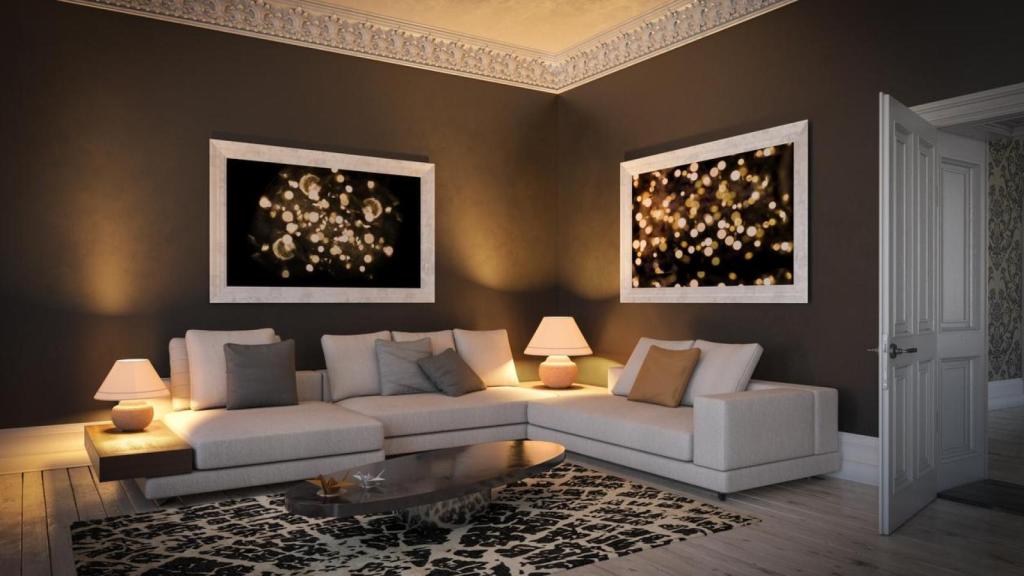 Un salón iluminado.