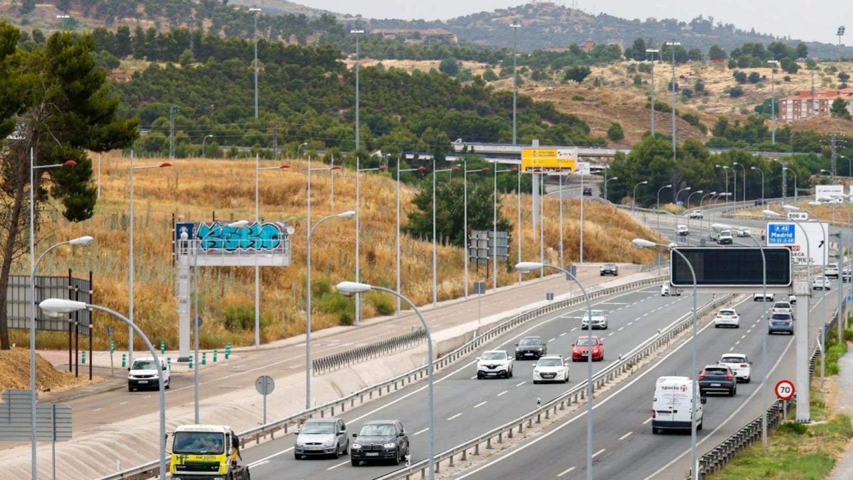 El cartel de color amarillo de la Entidad Pública Empresarial del Suelo adscrita al Ministerio de Vivienda señala la ubicación del suelo, entre el Polígono y Santa Bárbara.