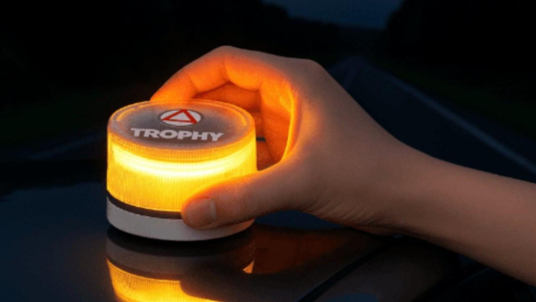 El experto reveló que la baliza utiliza un pulsador y no un interruptor, lo que implica que el circuito permanece alimentado aunque el dispositivo esté aparentemente apagado.