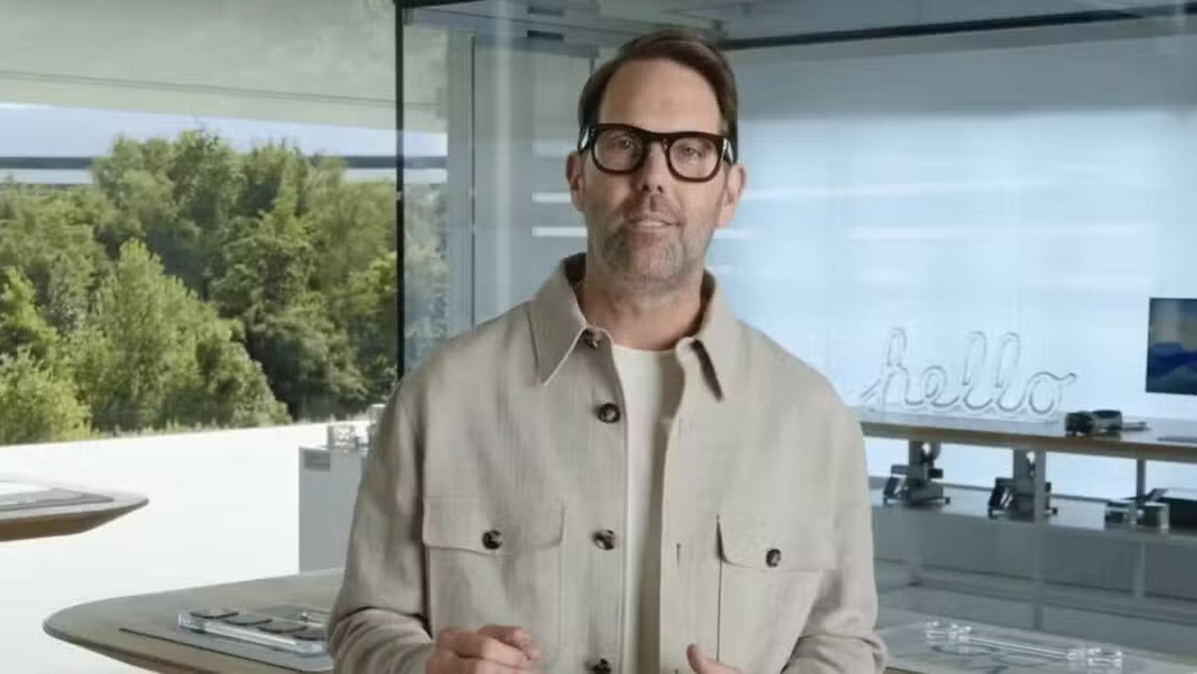 Alan Dye en una presentación de Apple.