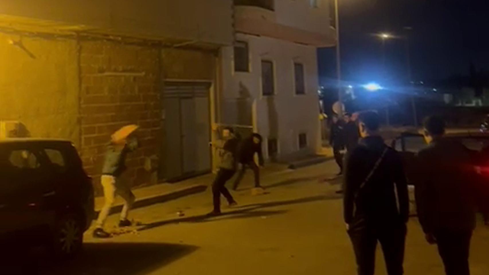 Un fotograma de la pelea multitudinaria que se produjo en Fortuna, en plena vía pública, este miércoles por la noche.