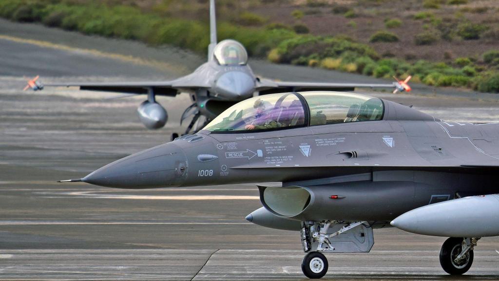 Los nuevos cazas F-16 de Argentina en la base aérea de Gando (Gran Canaria)