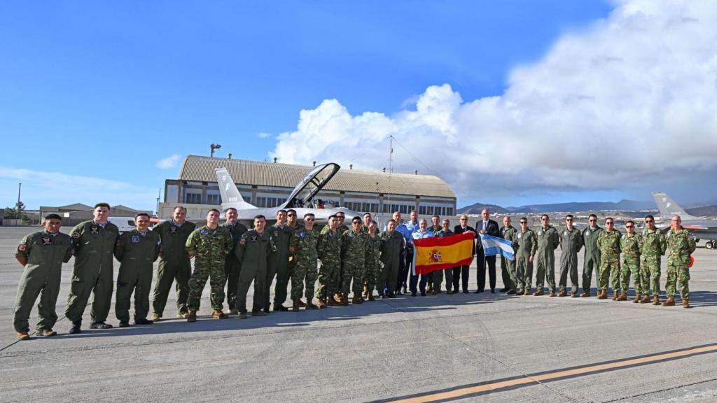 Personal de la Fuerza Aérea Argentina y del Ejército del Aire en la base de Gando (Gran Canaria)