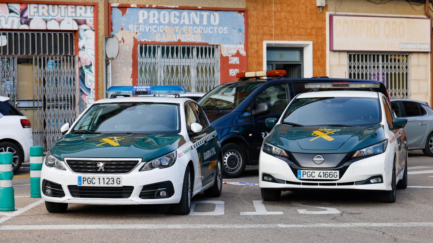Un amplio dispositivo de la Guardia Civil custodió el domicilio de la calle Cirilo Montero donde ocurrió el asesinato, este miércoles en torno a las 13:00 horas.
