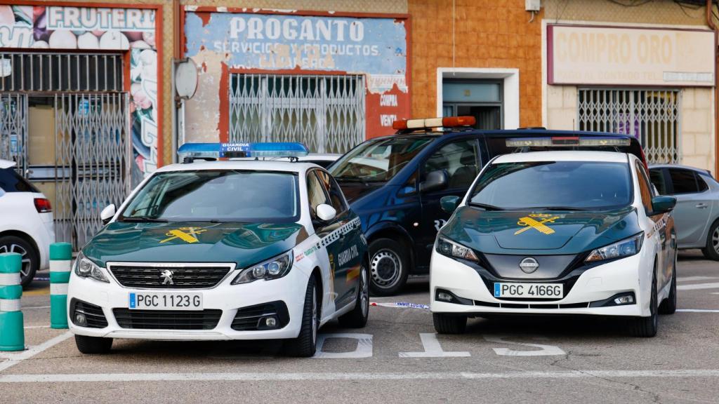 Un amplio dispositivo de la Guardia Civil custodió el domicilio de la calle Cirilo Montero donde ocurrió el asesinato, este miércoles en torno a las 13:00 horas.