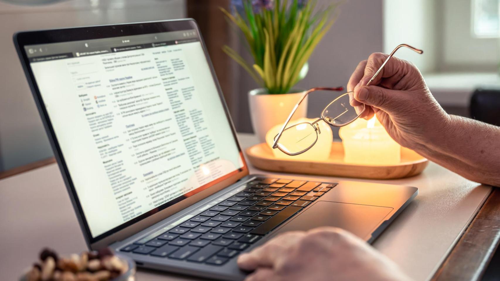 Un autónomo elaborando facturas.