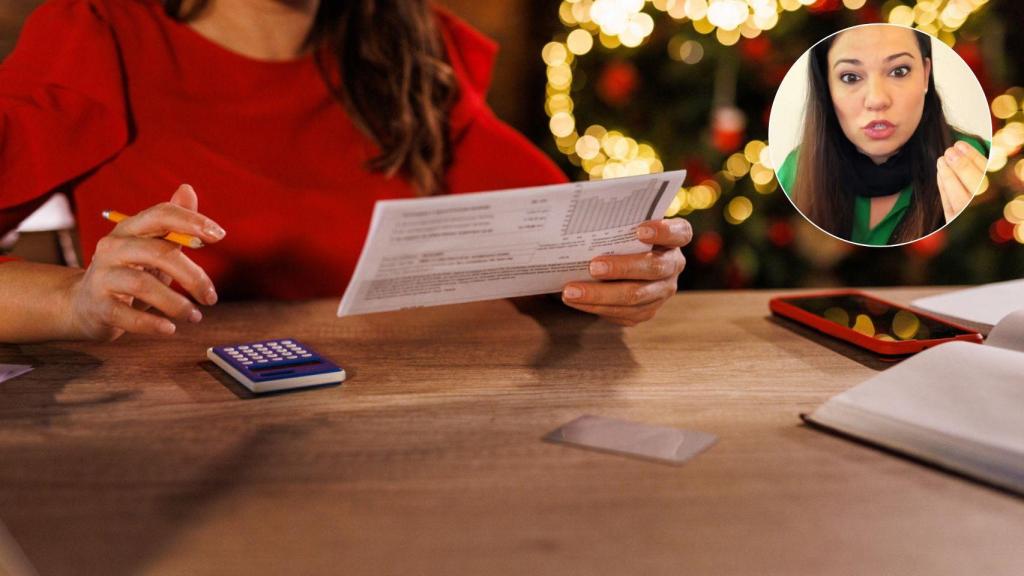 Una mujer haciendo finanzas en su casa en Navidad y la asesora financiera Paz Díaz.