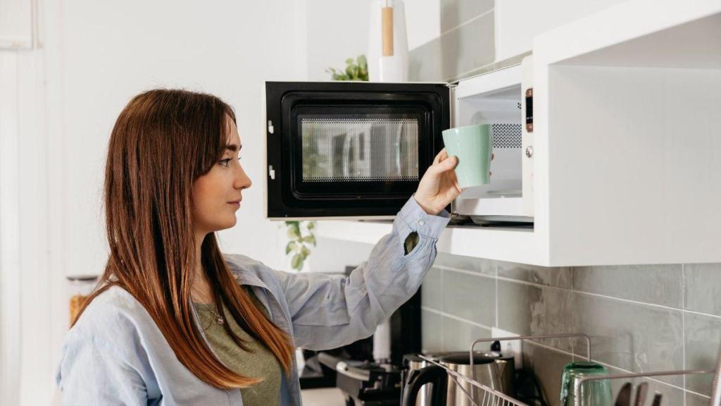 Cocina, calienta, descongela y gratina: este es el microondas con grill más buscado del momento