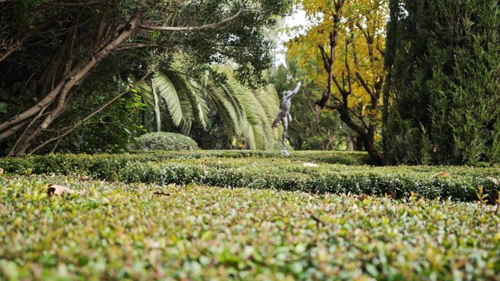 La escultura del dios Hermes en la parte que sigue las líneas de los jardines italianos.