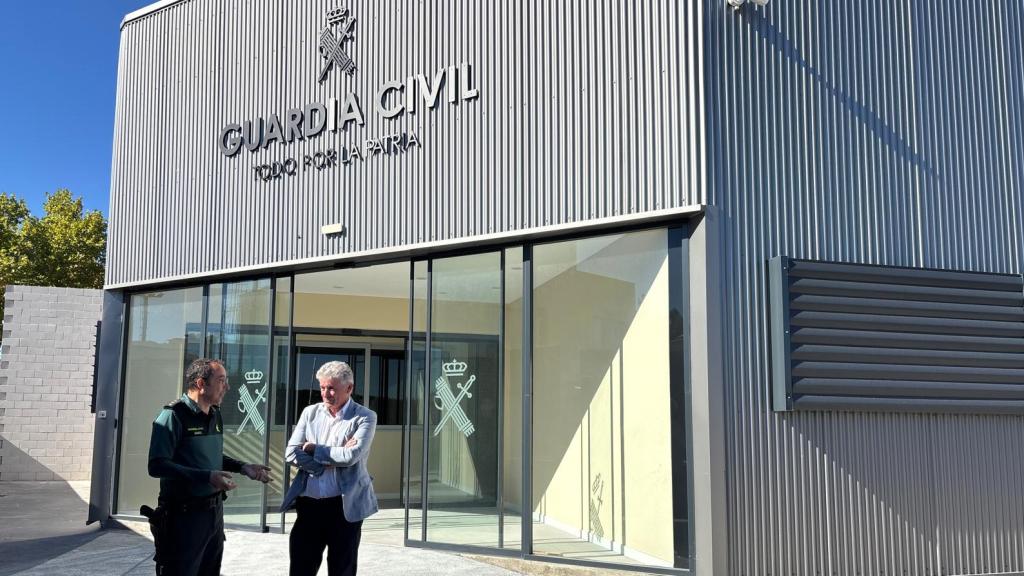 El alcalde de Arroyo de la Encomienda, Sarbelio Fernández, y el jefe de la Comandancia durante una visita al Puesto Principal del municipio vallisoletano