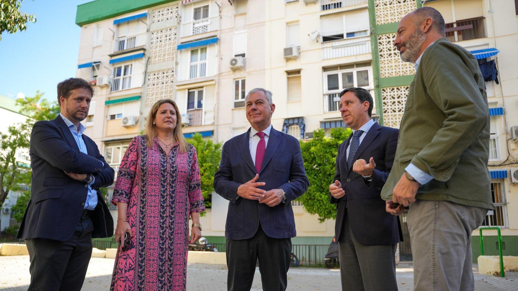 El alcalde de Sevilla, José Luis Sanz, junto a otros miembros del Ayuntamiento en la ubicación de nuevas viviendas