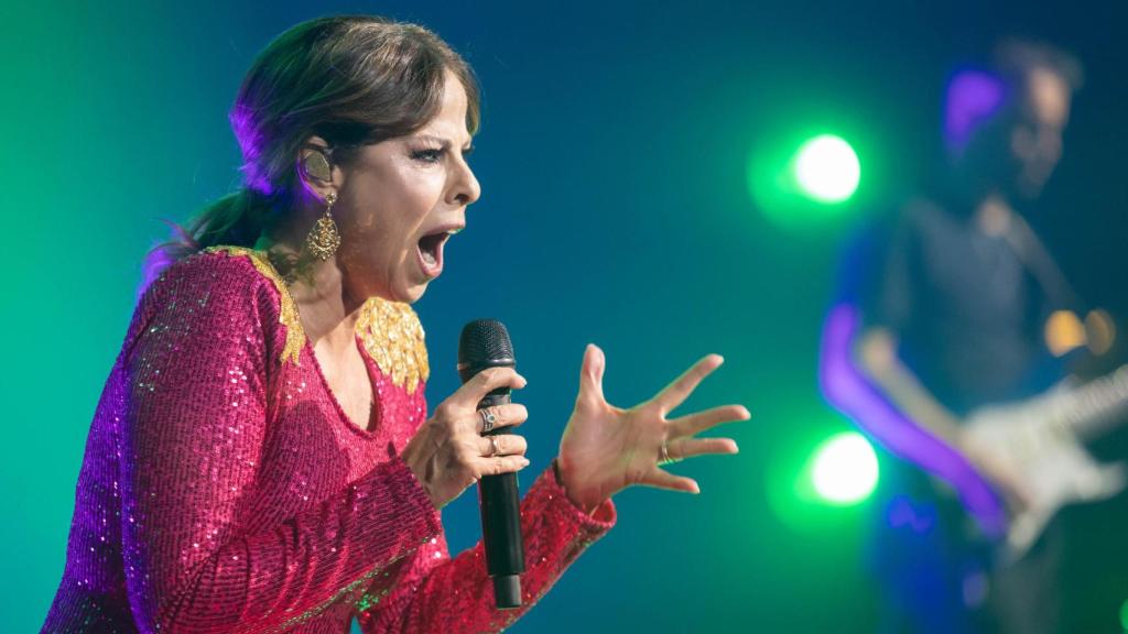 Pastora Soler, vestida con su bata de cola.