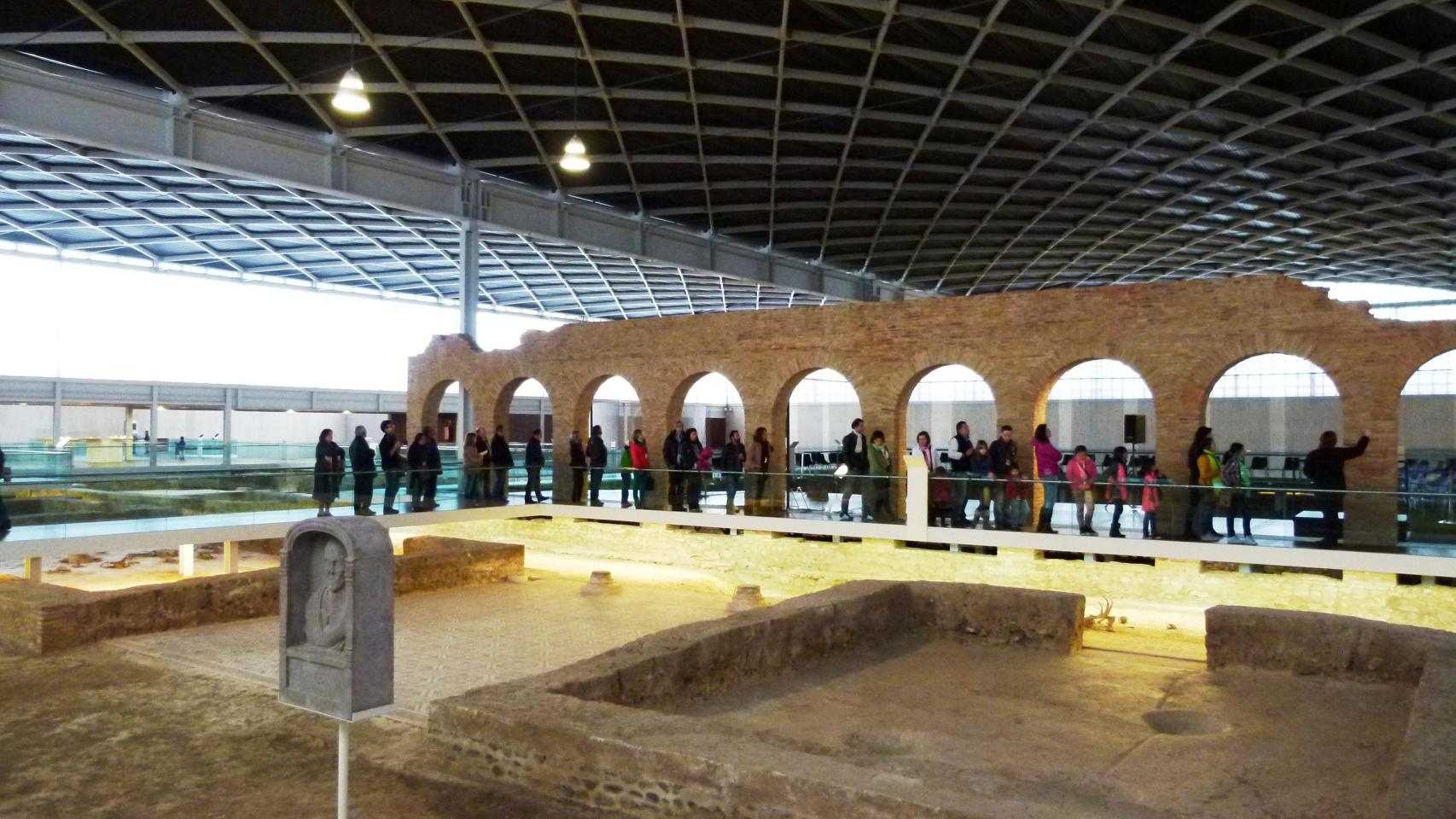 Imagen de una de las visitas a la Villa Romana La Olmeda