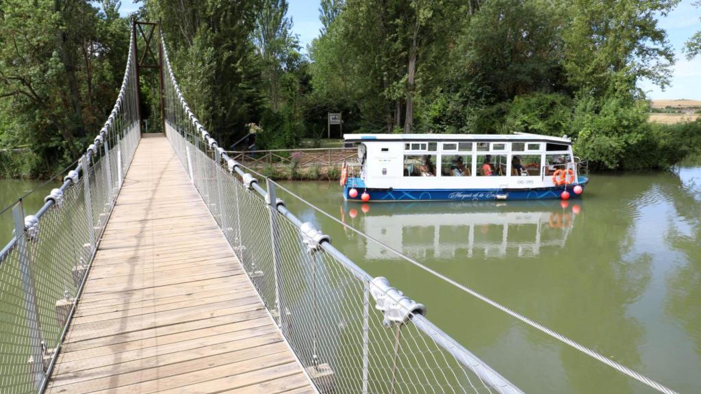 Imagen del barco Marqués de la Ensenada, en el canal a su paso por Herrera de Pisuerga