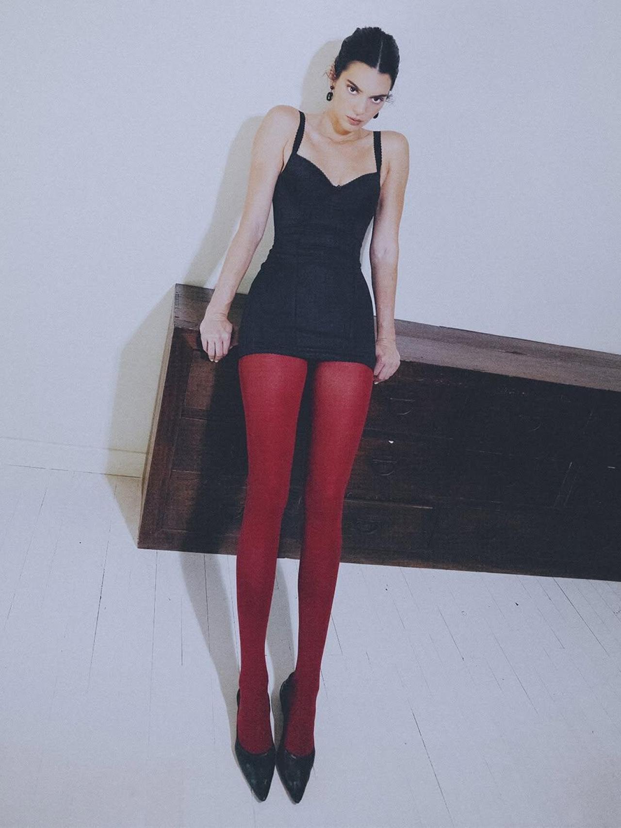 Kendall Jenner con medias de Calzedonia.