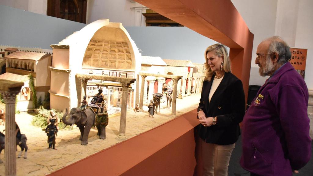 Irene Carvajal y Ricardo Rodríguez viendo las figuras del belén