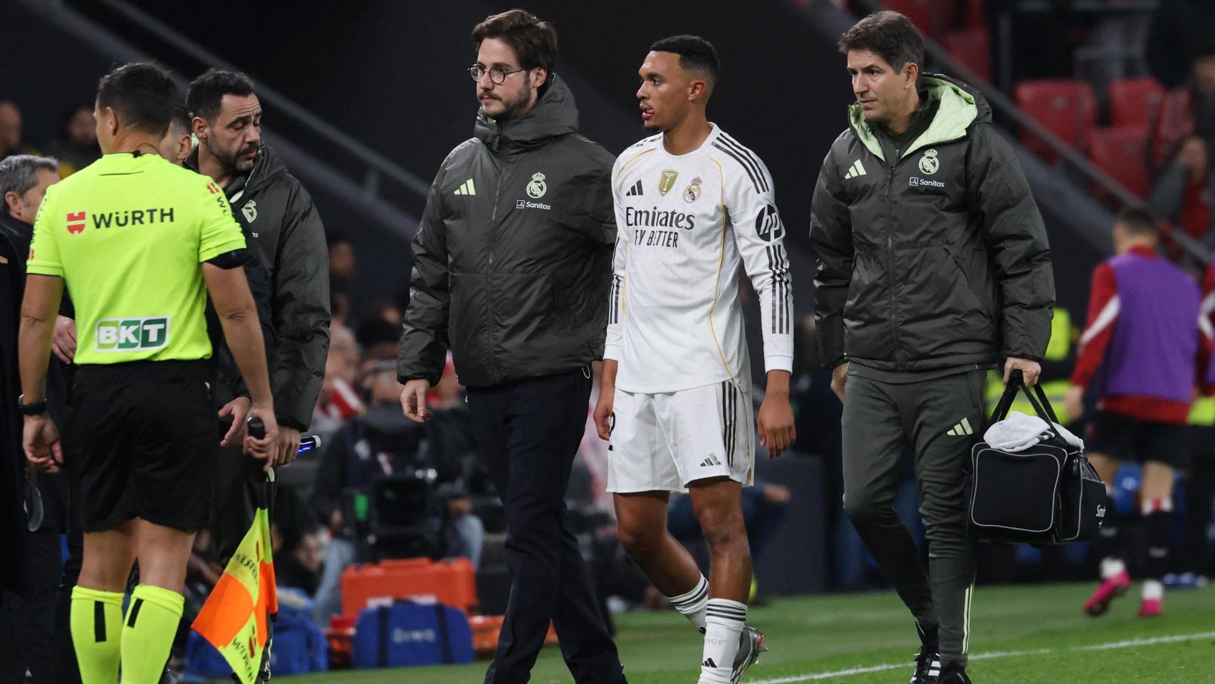Trent Alexander-Arnold se retira lesionado en San Mamés.