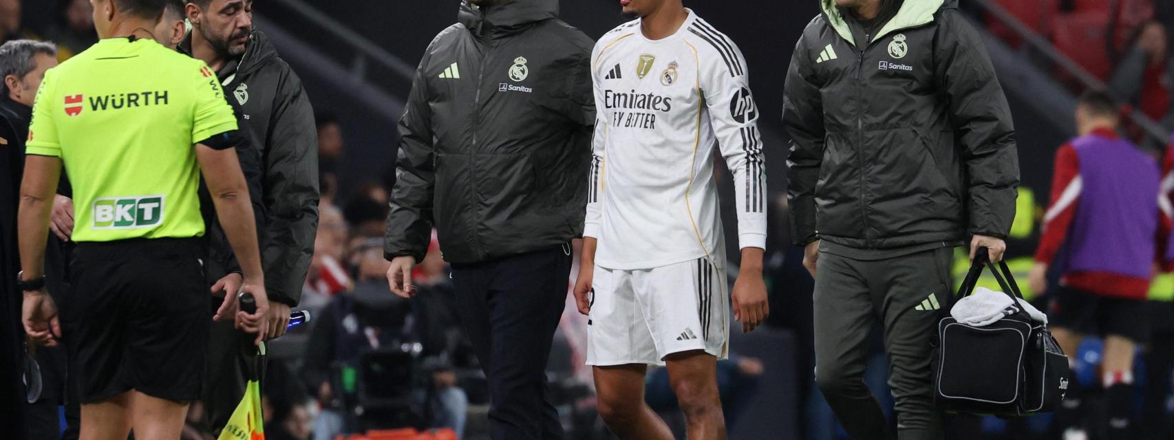 Trent Alexander-Arnold se retira lesionado en San Mamés.