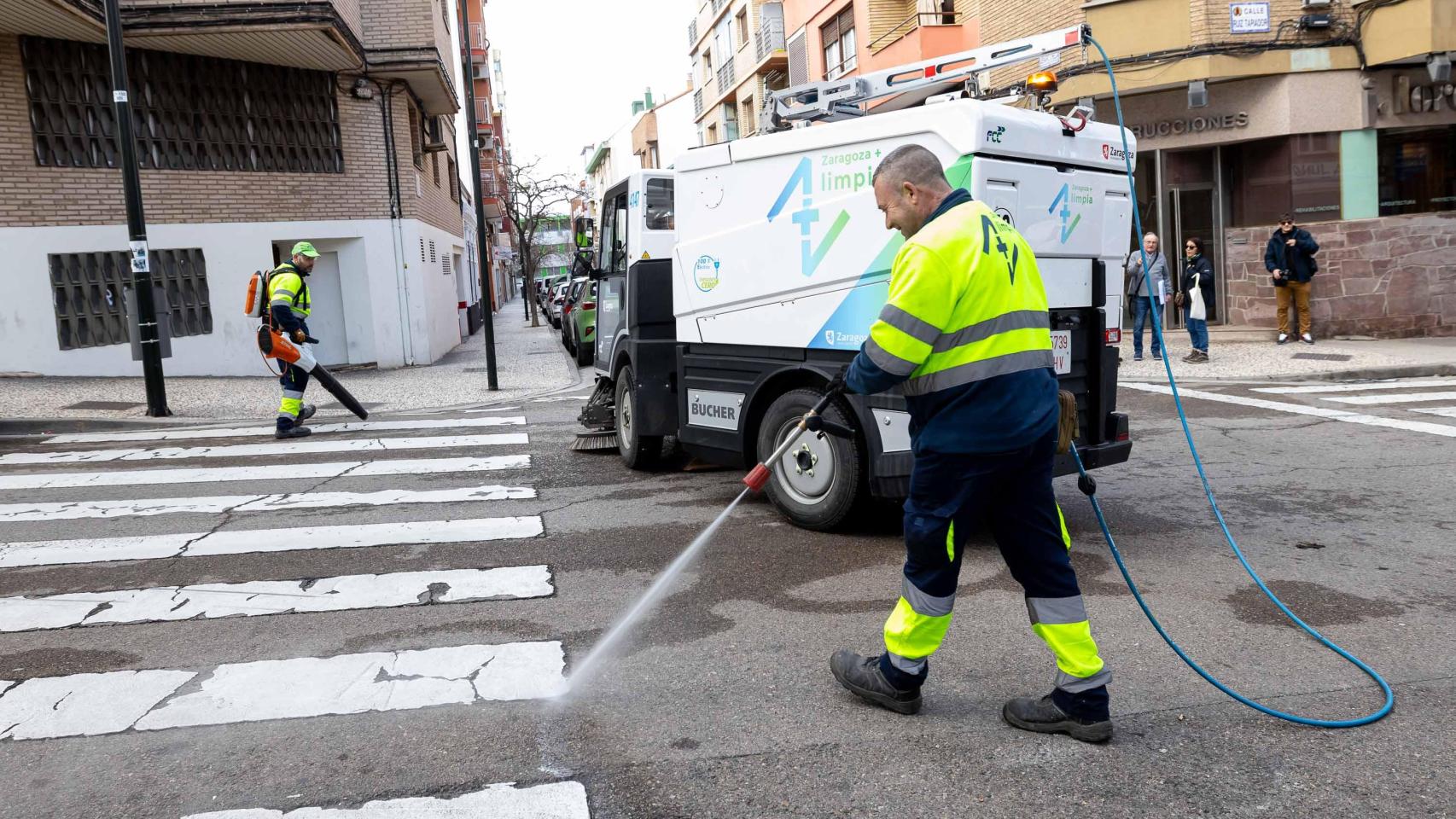 Trabajadores de FCC limpiando las calles de Zaragoza.