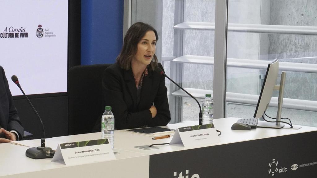 La investigadora Verónica Bolón, directora de la Cátedra UDC-Inditex en Algoritmos Verdes, durante el simposio.