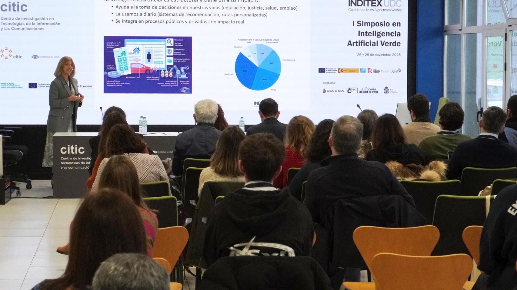 La investigadora del Citic Amparo Alonso imparte una ponencia en el simposio sobre algoritmos verdes.