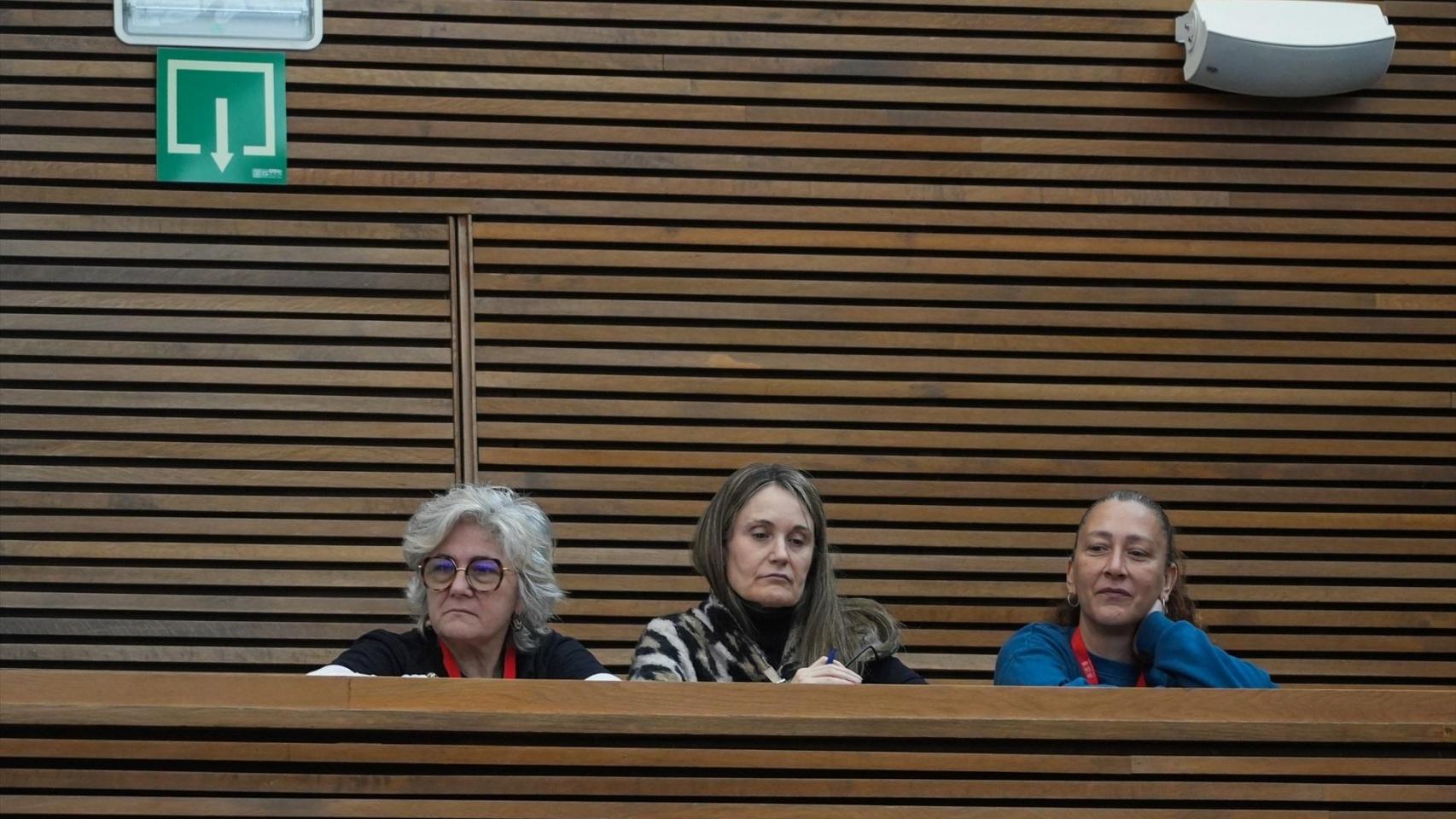 Víctimas de la dana durante el discurso de investidura de Pérez Llorca. Jorge Gil / Europa Press