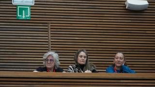 Víctimas de la dana durante el discurso de investidura de Pérez Llorca. Jorge Gil / Europa Press