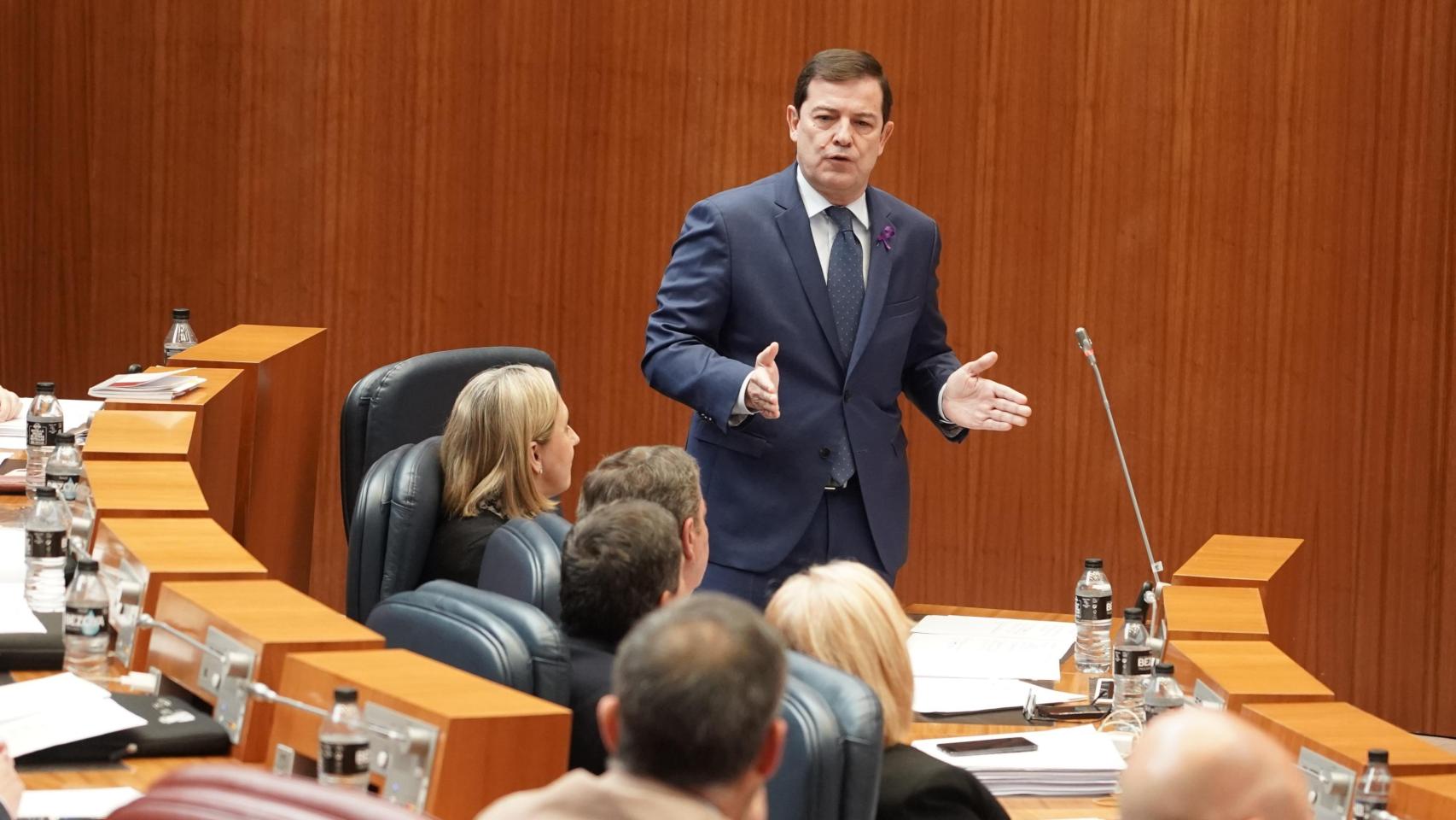 El presidente de la Junta de Castilla y León, Alfonso Fernández Mañueco, durante un pleno de las Cortes