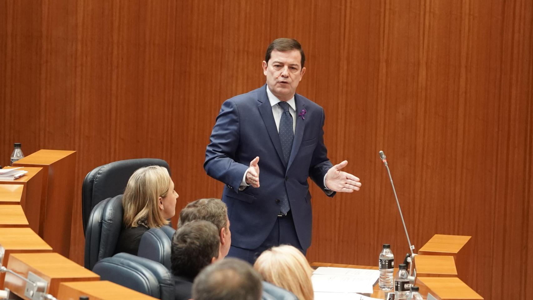 El presidente de la Junta de Castilla y León, Alfonso Fernández Mañueco, durante un pleno de las Cortes