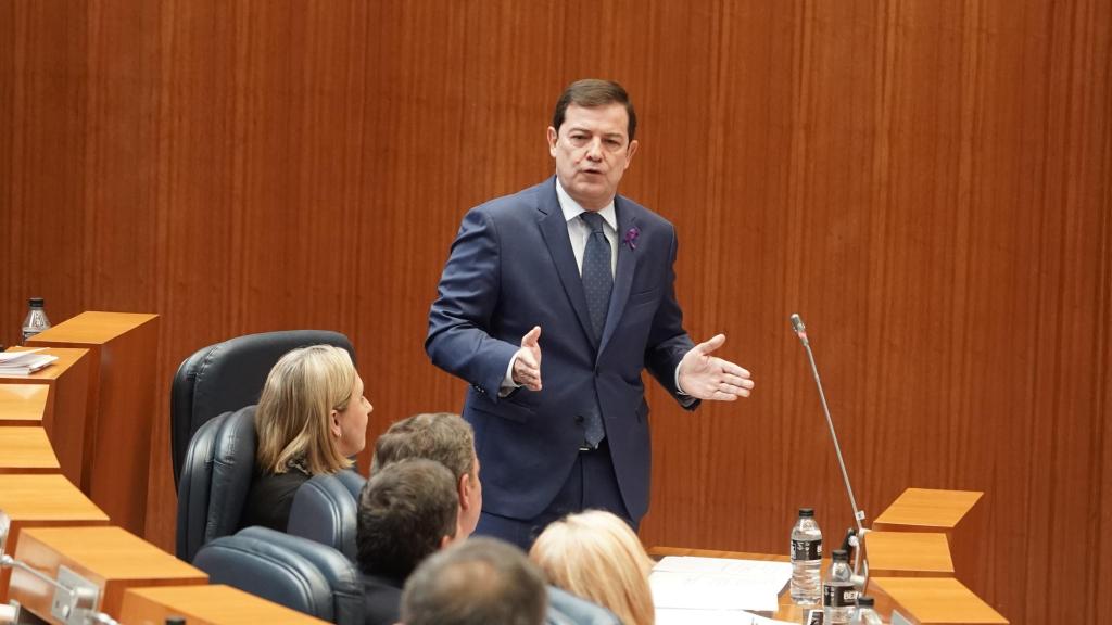 El presidente de la Junta de Castilla y León, Alfonso Fernández Mañueco, durante un pleno de las Cortes