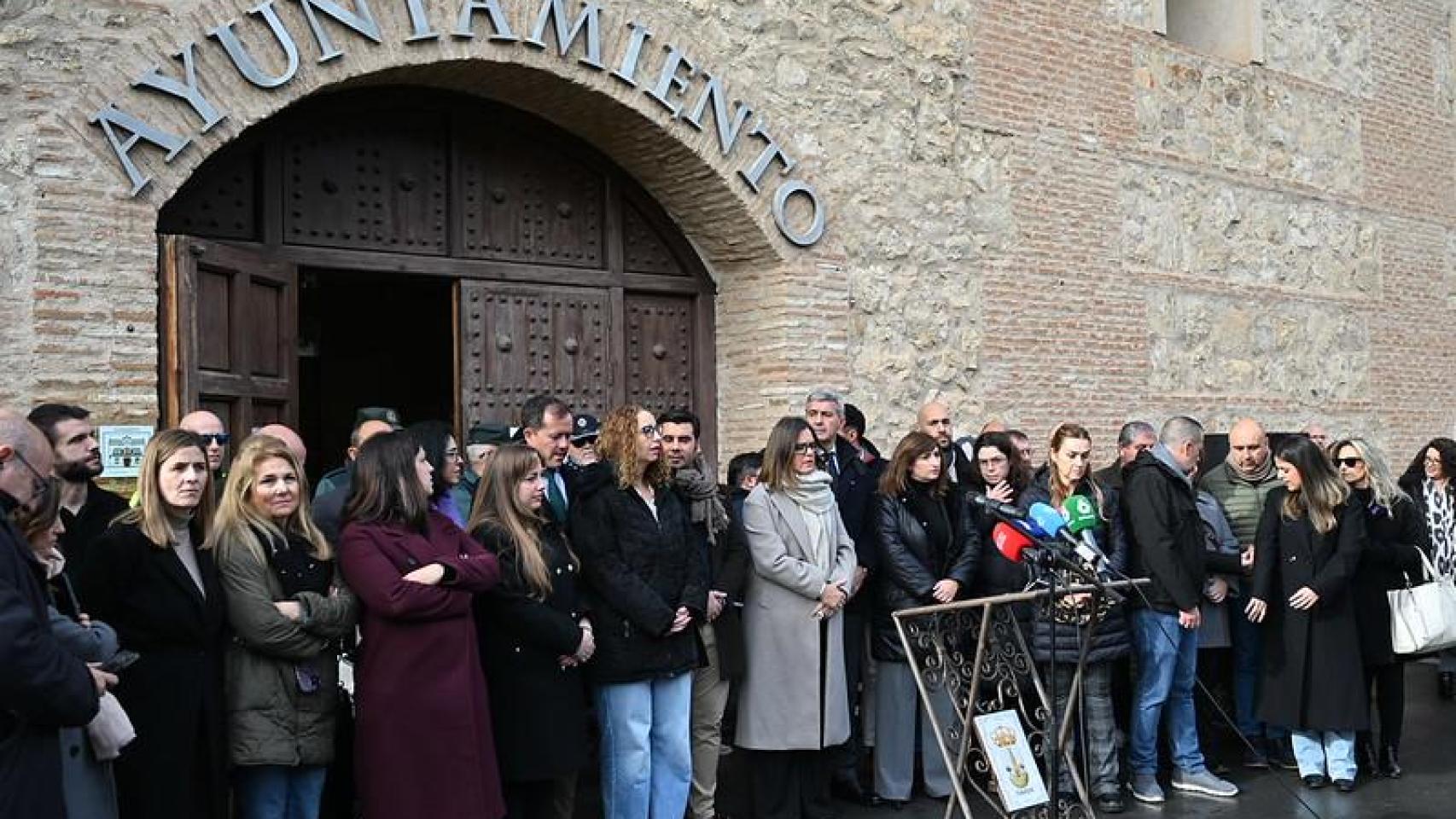 La concentración silenciosa se ha celebrado a las puertas del Ayuntamiento de la localidad toledana.
